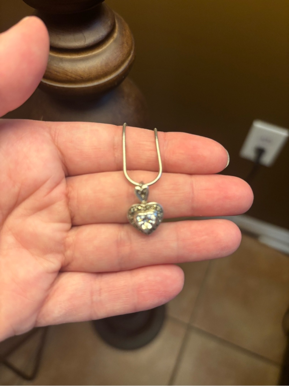 Elegant Silver Heart Pendant Necklace with Sparkling Center - Picture 4 of 9